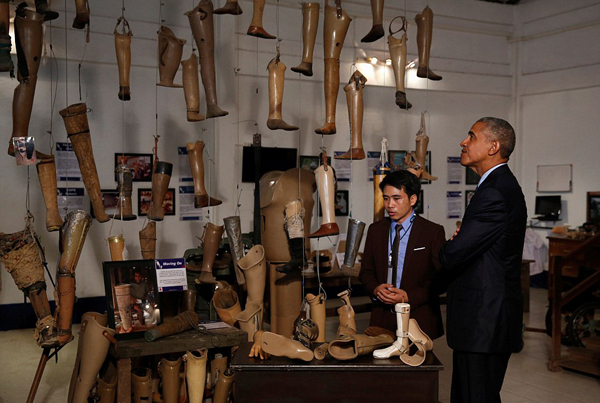 
Trước đó, Tổng thống Mỹ tranh thủ đến thăm trung tâm chế tạo chân giả cho những nạn nhân từng bị tai nạn bởi những quả bom mà Mỹ dội xuống trong cuộc chiến tranh Việt Nam.
