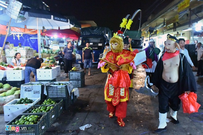 
Các chị em bán hàng đêm ở chợ Long Biên phì cười khi bỗng dưng thấy Tôn Ngộ Không và Trư Bát Giới xuất hiện trước mặt.

