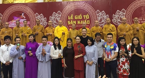 Tối 12/9 vừa qua, nhiều nghệ sĩ, khán giả đã có mặt tại chùa Giác Ngộ (TP HCM) để làm lễ cầu an cho Minh Thuận.