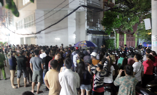 Bên ngoài hẻm vào nhà Minh Thuận, khán giả kéo đến chật kín. Gia đình phải nhờ lực lượng an ninh giữ gìn trật tự cho tang lễ.