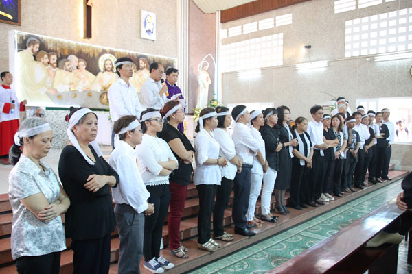 Sau khoảng một tiếng đồng hồ, Thánh lễ kết thúc. Đại gia đình Minh Thuận nói lời cảm ơn đến mọi người đã ở bên nam ca sĩ trong những ngày qua.