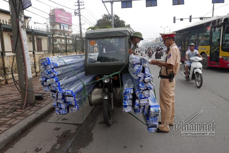 
Sáng 24/9, CSGT đội 14 dừng phương tiện, kiểm tra 1 xe 3 bánh tự chế trên đường Giải Phóng vì chở hàng cồng kềnh, gây nguy hiểm.
