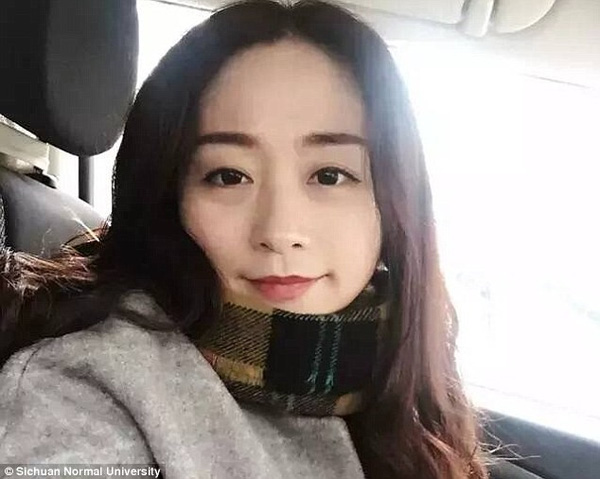 Li Qingqing bắt đầu dạy ngoại ngữ tại Đại học Sư phạm Tứ Xuyên từ năm 1998. Nhiều sinh viên nhận định cô giáo Văn học Anh vừa xinh đẹp, vừa tài năng.