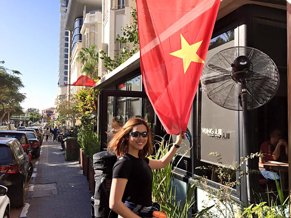 Hoàng My thể hiện niềm tự hào khi thấy nhà hàng Việt ở Tel Aviv luôn trong tình trạng kín chỗ, thực khách phải xếp hàng rất lâu mới đến lượt.