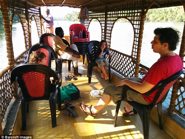 Cả gia đình trên một chiếc thuyền ở Kerala, Ấn Độ. Cặp đôi cho rằng họ có thể tìm hiểu thêm từ việc đi du lịch thực tế hơn là đọc qua sách vở