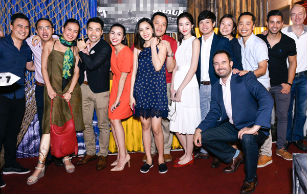 
Hoa hậu Thu Thảo (váy trắng) và bạn trai Trung Tín, MC Bùi Việt Hà (thứ ba từ trái sang) cũng có mặt trong sự kiện tối qua.
