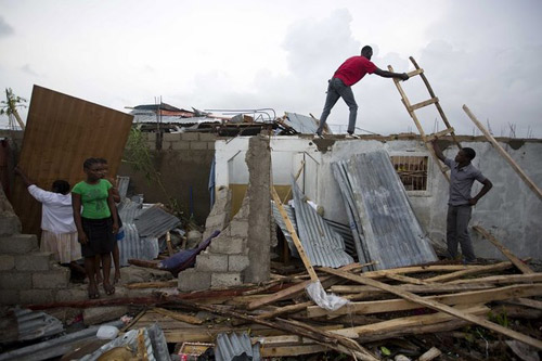 
Matthew tấn công Haiti với sức gió 170km/giờ, gây ra mưa to, gió lớn.
