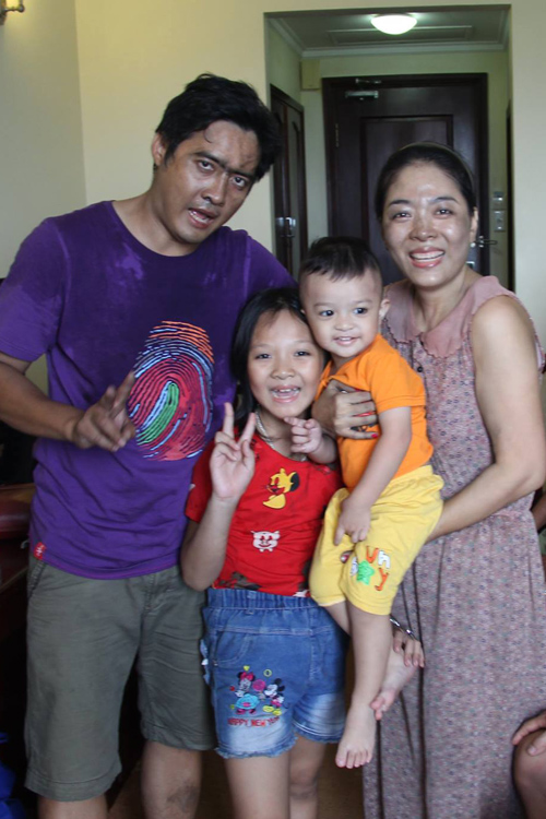 Họ đã cùng vượt qua nhiều khó khăn và tận hưởng những niềm vui với nhau. Cách đây không lâu, gia đình Ngọc Tưởng bị một phen hốt hoảng khi đang lưu trú tại một khách sạn lớn ở Quy Nhơn thì nơi này bốc cháy. Trên trang cá nhân, họ chia sẻ bức ảnh cả nhà mặt mũi lấm lem và kể lại câu chuyện đáng nhớ.