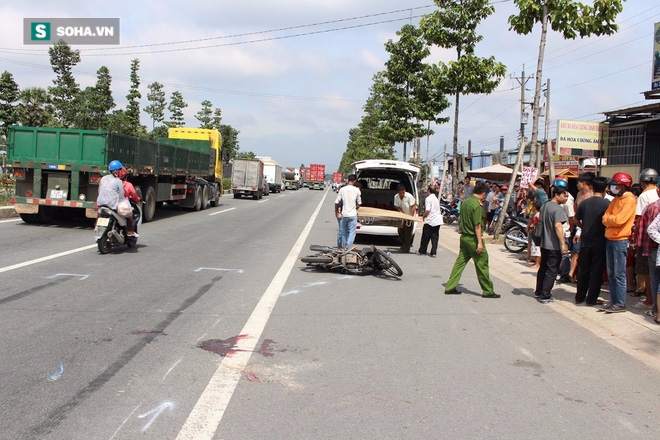 Lực lượng chức năng khẩn trương khám nghiệm hiện trường và đến 10h trưa, thi thể người phụ nữ xấu số được chuyển đến nhà xác.