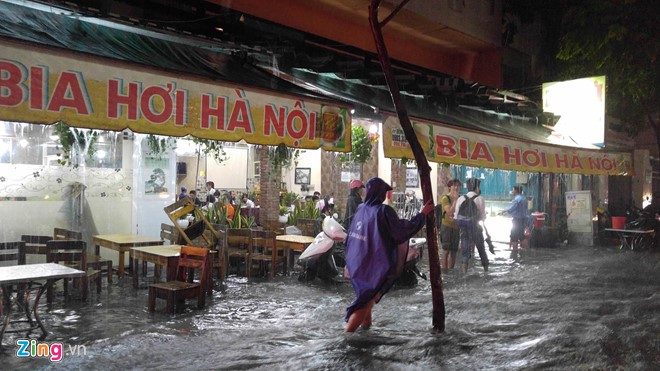 
 Nhiều nhà hàng xung quanh sân bay bị nước tấn công.
