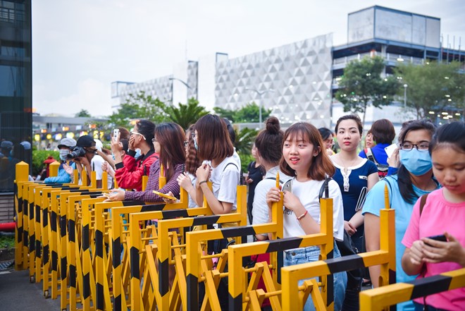 
Để chào đón thần tượng, nhiều fan đến khu vực cổng VIP để chờ Bi từ chiều. Ngoài Bi Rain, góp mặt trong chung kết Hoa hậu Việt Nam 2016 còn có nhiều ca sĩ nổi tiếng tại Việt Nam như Thu Minh, Hà Anh Tuấn, Tóc Tiên, Noo Phước Thịnh, Đông Nhi...
