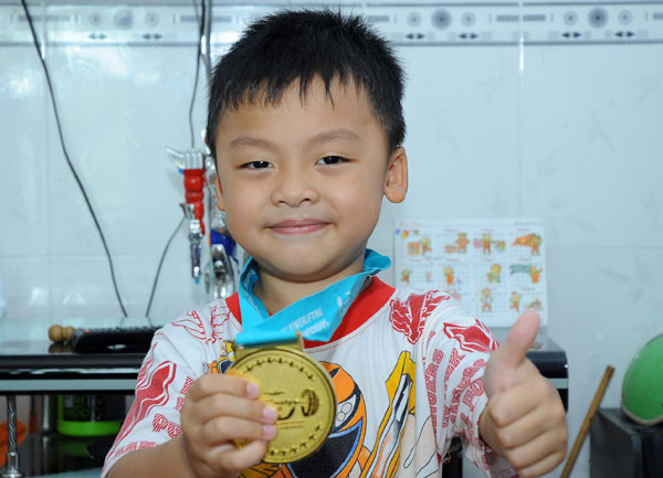 Những tấm huy chương là niềm hãnh diện của cả gia đình đặc biệt là cậu con trai Lê Tuấn Anh.