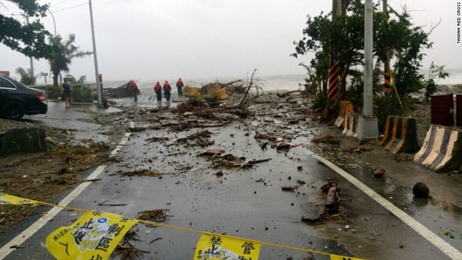 
Một số nhân viên đi kiểm tra tình hình hư hại tại cảng Fugang, Đài Trung sau bão. Dự kiến, bão Meranti đổ bộ vào tỉnh Quảng Đông hoặc Phúc Kiến của Trung Quốc vào ngày 15/9. Ảnh: CNN.
