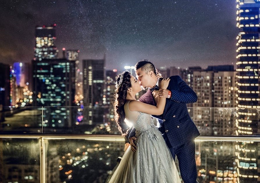 Ngoài các bức hình bên chiếc trực thăng, Wang Trần và Thanh Nhân còn có những khoảnh khắc hạnh phúc trên nóc tòa nhà cao tầng vào ban đêm.