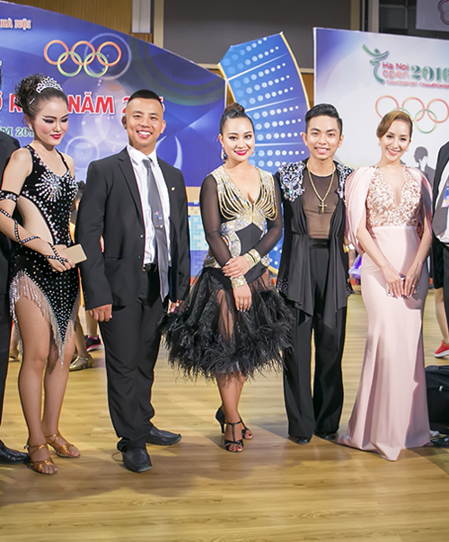 
Kiện tướng dance sport Chí Anh cũng làm giám khảo trong giải đấu cuối tuần qua. Anh vui vẻ hội ngộ với vợ chồng Khánh Thi - Phan Hiển cùng các học trò.
