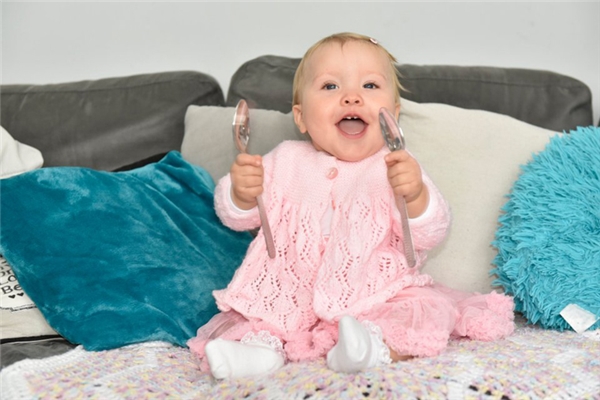 
H&igrave;nh ảnh b&eacute; Frankie chuẩn bị đ&oacute;n sinh nhật lần đầu ti&ecirc;n trong đời
