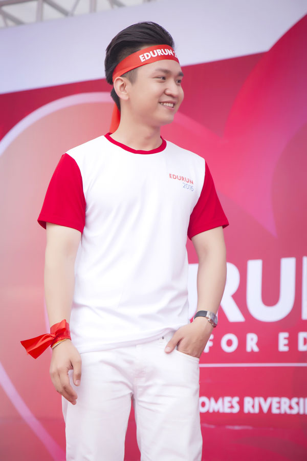 
Tại Hà Nội vừa diễn ra Edurun 2016 với sự tham gia của hơn 10.000 người. MC Hạnh Phúc đã rất vui khi anh là một trong những Đại sứ của chương trình, cùng góp quỹ cho chương trình thiện nguyện Cặp lá yêu thương.
