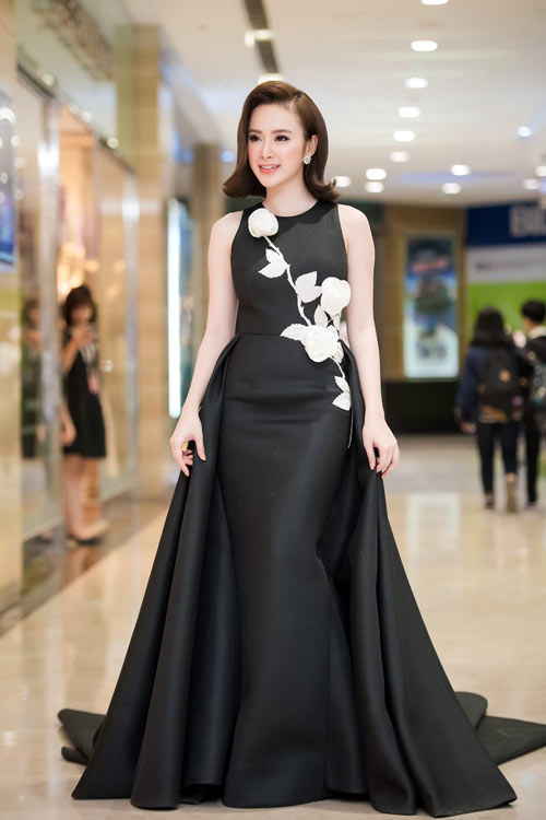 Angela Phương Trinh xuất hiện lộng lẫy tại buổi ra mắt phim Taxi, em tên gì khi diện mẫu đầm đen yêu kiều, nhấn nhá họa tiết hoa 3D tinh tế