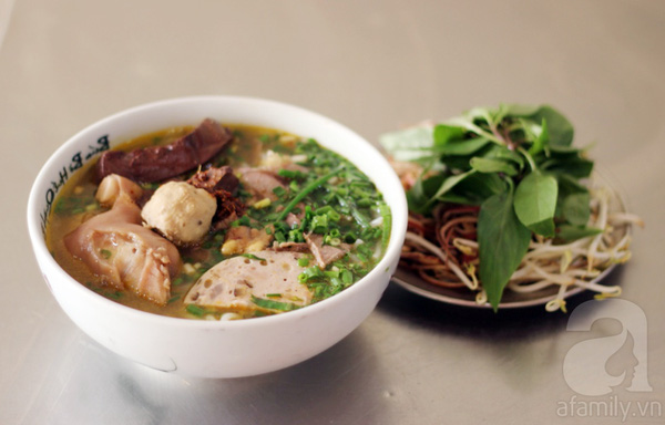 Mỗi bát bún bò Huế ở đây có giá 35.000 đồng.