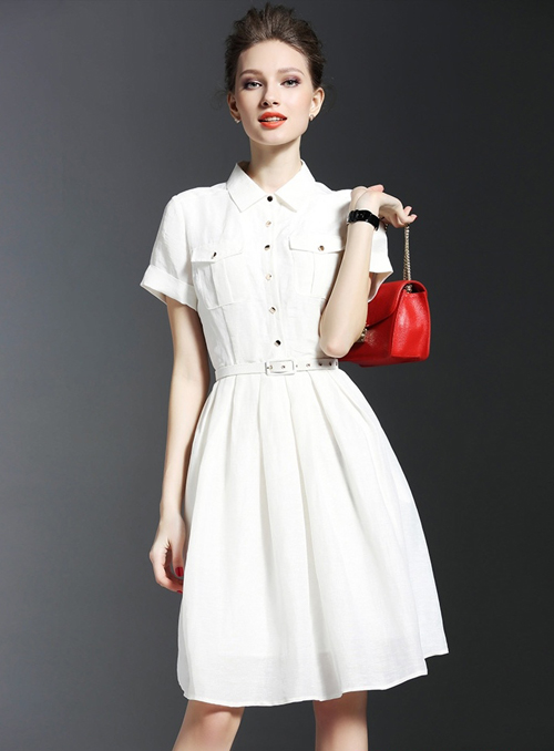 
Trông bạn sẽ thật sang chảnh với set đồ váy trắng kết hợp với chiếc túi xách màu đỏ tươi.
