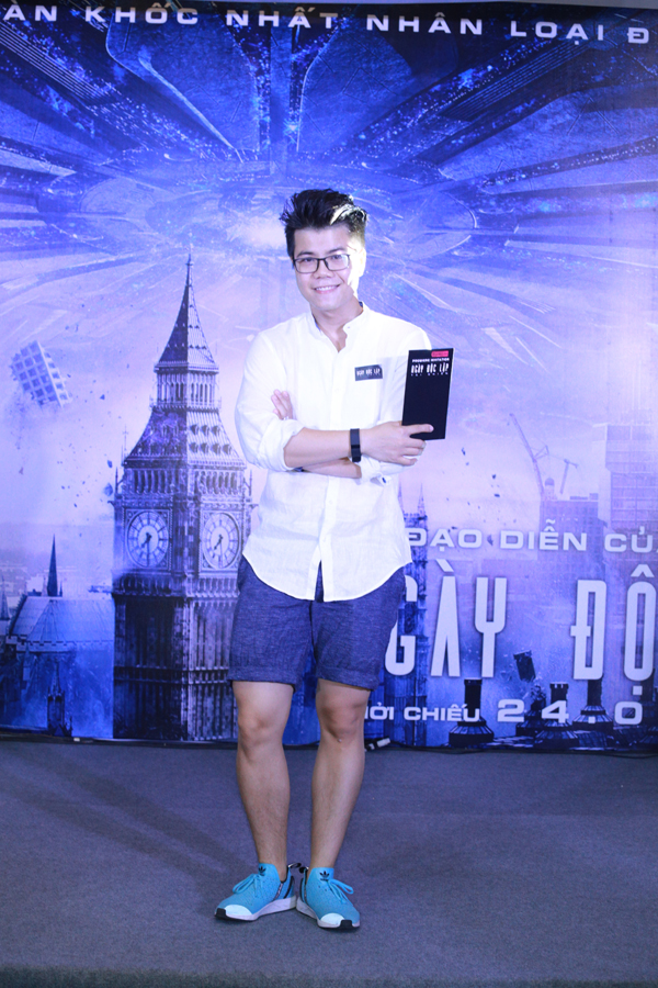 
Ca sĩ Đinh Mạnh Ninh trẻ trung đi chekin phim hay.

