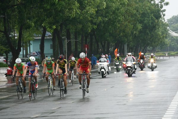 
Ngoài việc bảo vệ lộ trình đua, các thành viên mô tô luôn phải sẵn sàng hỗ trợ các vận động viên khi xảy ra sự cố.
