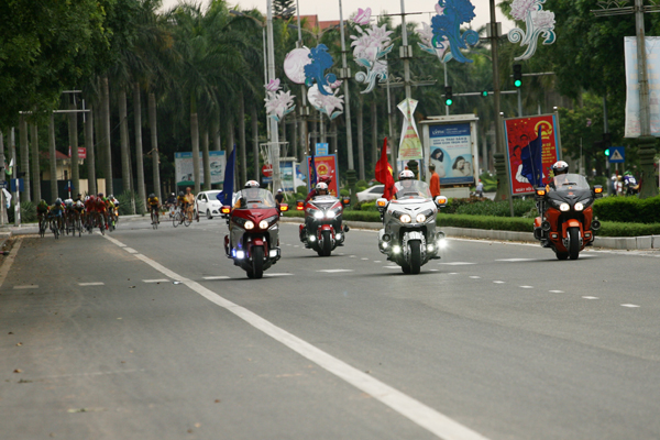 
Đội mô tô góp phần không nhỏ vào việc giữ an toàn cho các vận động viên trên đường đua.
