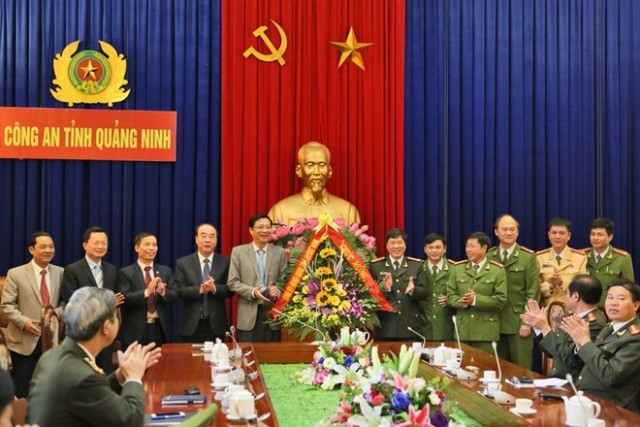 
Sáng 8/3, Bí thư tỉnh ủy Quảng Ninh Nguyễn Văn Đọc đã tặng hoa, biểu dương lực lượng Công an tỉnh Quảng Ninh có thành tích phá án.
