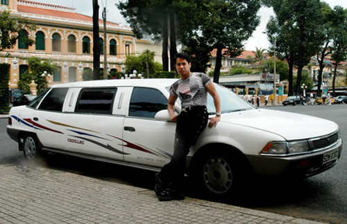 
Ca sĩ Ngọc Sơn, ông vua của dòng nhạc sến, là ngôi sao đầu tiên của Việt Nam sở hữu chiếc siêu xe Cadillac vào năm 1995.
