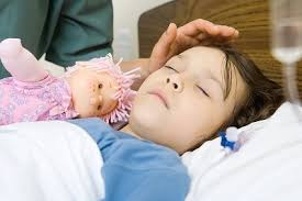 
Trẻ sốt kèm ngủ li bì, khó đánh thức cần đưa đi bệnh viện cấp cứu ngay.
