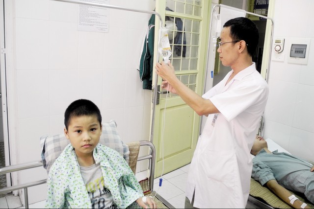 
Kiểm tra dịch truyền cho bệnh nhân sốt xuất huyết tại BV ĐK Đống Đa (Hà Nội). Ảnh: Võ Thu
