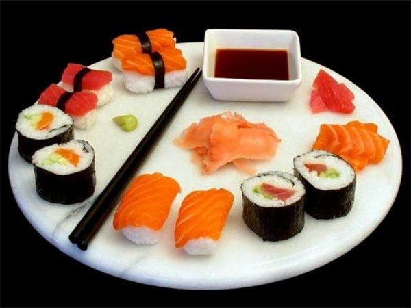 
Sushi ăn ngon nhất khi ăn kèm với nước tương, mù tạt và gừng ngâm chua.
