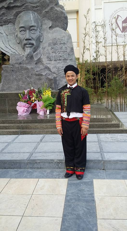 
Chàng sinh viên trong trang phục dân tộc
