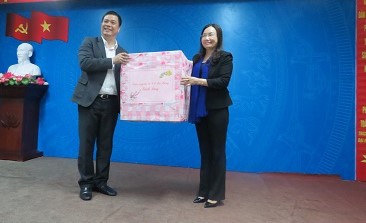 
TS Phạm Thu Xanh-Giám đốc Sở Y tế Hải Phòng tặng quà cho đại diện huyện ủy, UBND huyện đảo Bạch Long Vỹ
