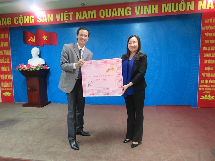 
TS Phạm Thu Xanh trao tặng quà cho đại diện BVĐK Bạch Long Vỹ
