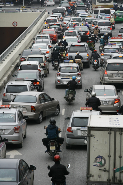 
Dù đường hầm đã đi vào hoạt động nhưng tại nút giao Thanh Xuân vẫn luôn ùn ứ số lượng lớn xe cộ.
