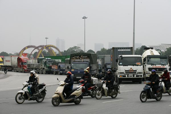 
Xe tải ùn ùn trước cửa ngõ Thủ đô
