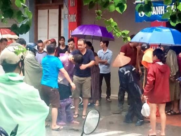 
Hung thủ Nguyễn Trường Tri bị người dân bắt giữ. Ảnh: Tuấn Hà
