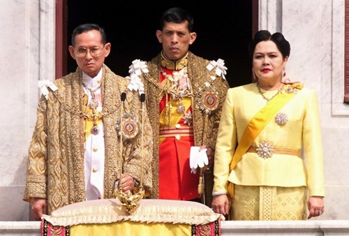 
Hình ảnh Quốc vương Bhumibol Adulyadej, Thái tử Maha Vajiralongkorn và Hoàng hậu Sirikit vào năm 1999.
