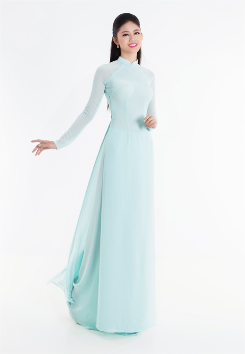 
Không thua kém hoa hậu Mỹ Linh, trong chiếc áo dài gam màu xanh ngọc bích, Á hậu 1 Thanh Tú cũng sở hữu nét đẹp dịu dàng của người con gái Việt.
