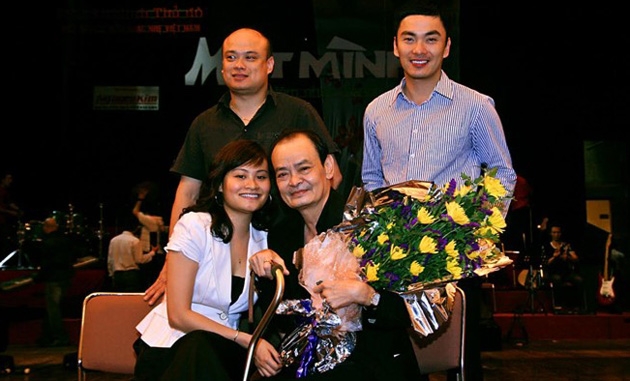
Nhạc sĩ Nguyễn Thanh Tùng và các con

