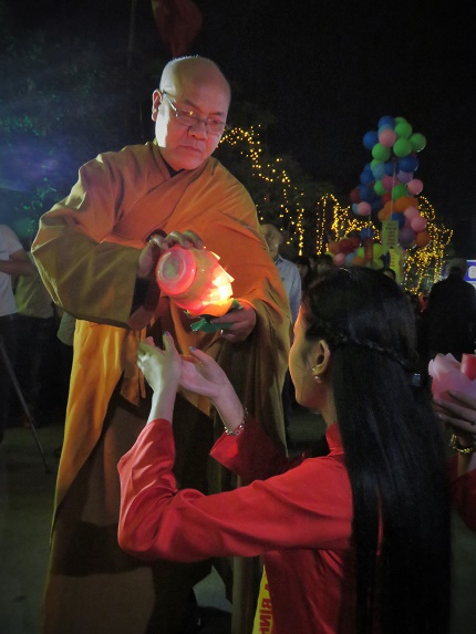 
Hòa thượng Thích Quảng Tùng - Phó chủ tịch hội đồng trị sự Trung ương giáo hội Phật giáo Việt Nam, Trưởng ban trị sự giáo hội Phật giáo Hải Phòng thắp nến khai nguyện cho các Phật tử. Ảnh: ML
