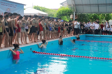 
Học sinh THPT Lê Hồng Phong cùng tham gia thi bơi. Ảnh: TV
