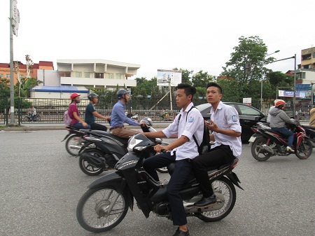 Tại ĐH Xây dựng, một số thí sinh đi thi không đội mũ bảo hiểm khi đi xe máy.