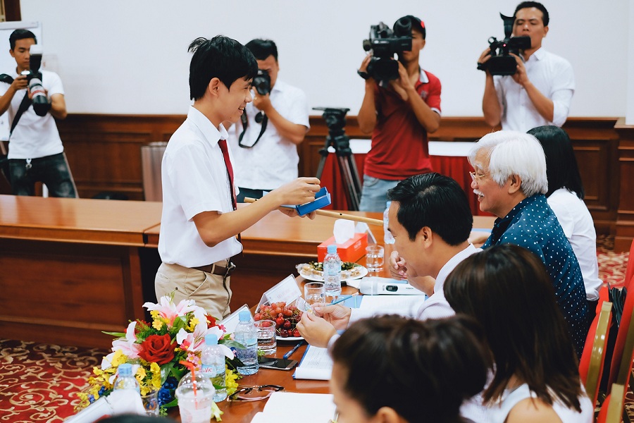 Thí sinh Nguyễn Trọng Huy giới thiệu vẻ đẹp dân ca quan họ với nhà sử học Dương Trung Quốc