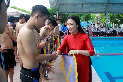 
TS Nguyễn Thị Lệ-Hiệu trưởng nhà trường trao giải cho các đội. Ảnh: TV
