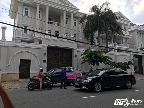 Chiếc xe đòi nợ đậu ngay dưới ngôi biệt thự của vợ chồng Thu Minh