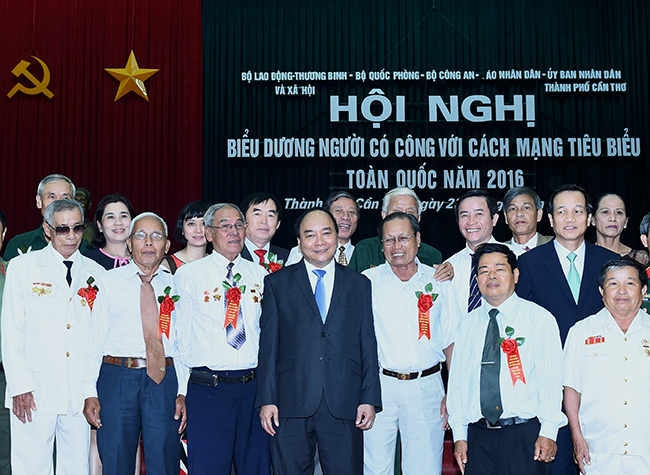 
Thủ tướng Nguyễn Xuân Phúc chụp ảnh với các đại biểu tham dự hội nghị.
