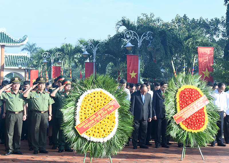 
Thủ tướng và đoàn dâng hoa tưởng niệm tại nghĩa trang liệt sỹ.
