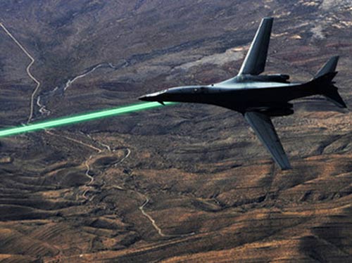 
Việc chiếu tia laserlaser vào máy bay là hành động uy hiếp nghiêm trọng an ninh hàng không. Ảnh minh họa
